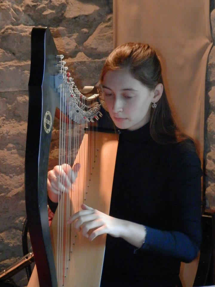 001-Elena-Guarneri-arpa-arpista-torre-medievale 001-Elena-Guarneri-arpa-arpista-torre-medievale