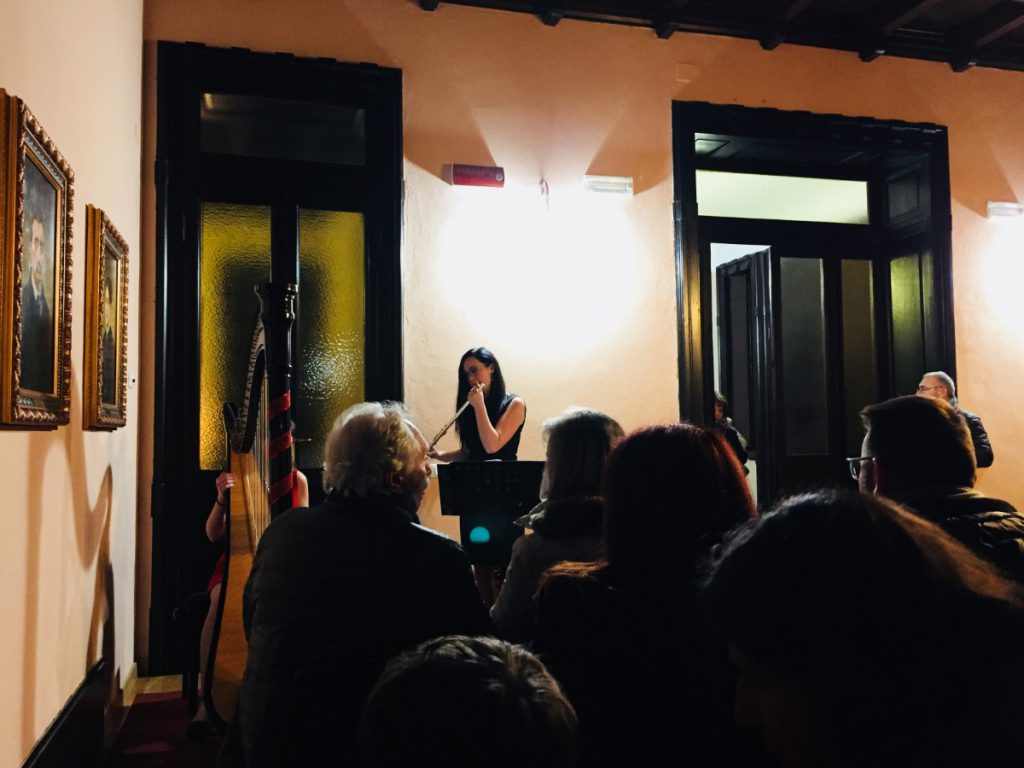 005-Elena-Guarneri-arpa-arpista-aperitivo-capodanno 005-Elena-Guarneri-arpa-arpista-aperitivo-capodanno