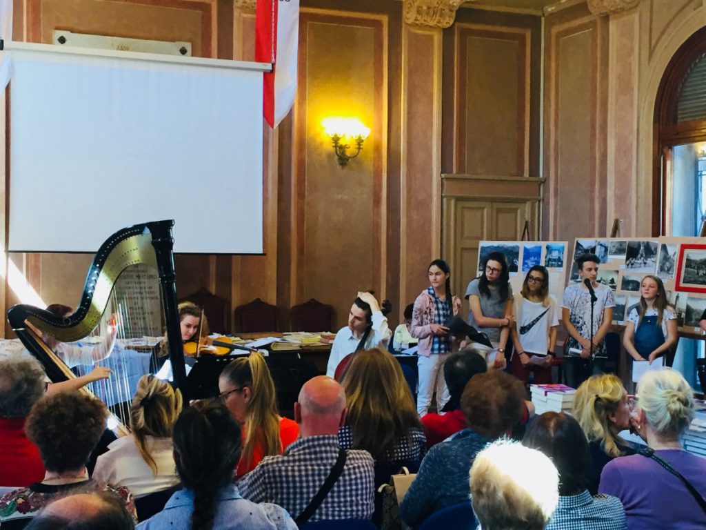 009-Elena-Guarneri-arpa-arpista-fiera-libro-trio 009-Elena-Guarneri-arpa-arpista-fiera-libro-trio