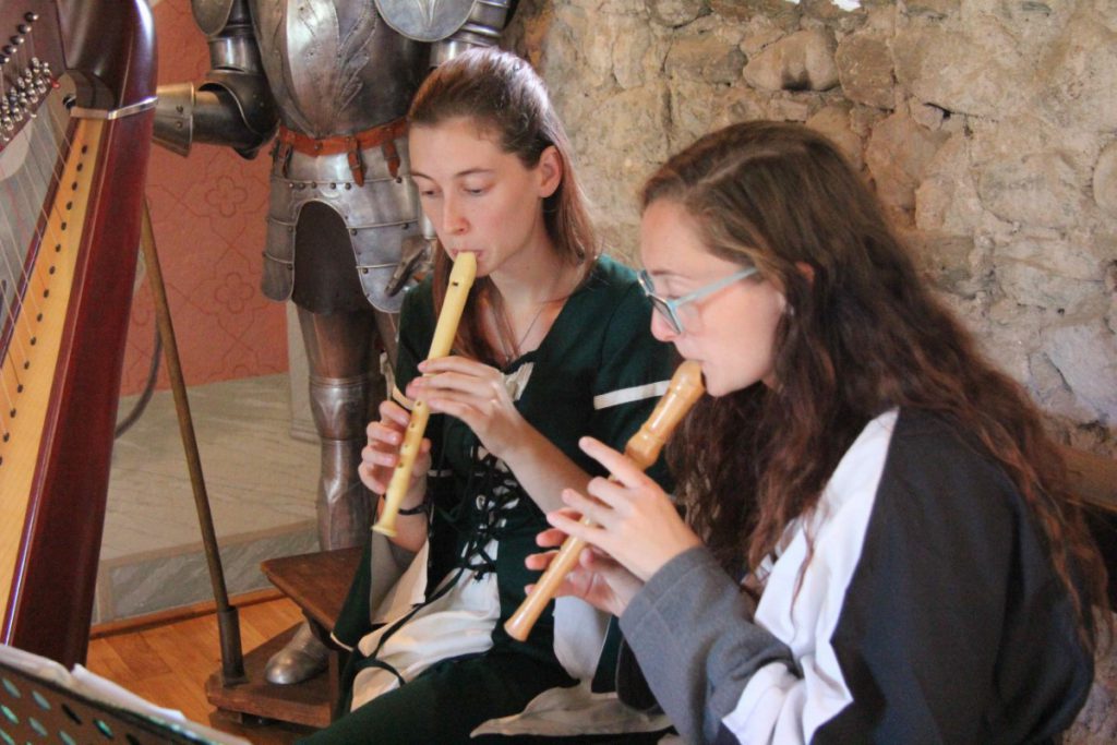013tris-Elena-Guarneri-arpa-arpista-torre-medievale-flauto 013tris-Elena-Guarneri-arpa-arpista-torre-medievale-flauto