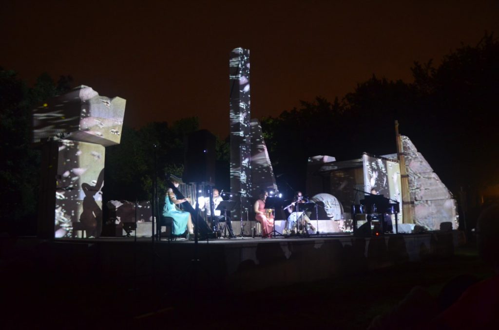 029-Elena-Guarneri-arpa-arpista-parco-videomapping 029-Elena-Guarneri-arpa-arpista-parco-videomapping